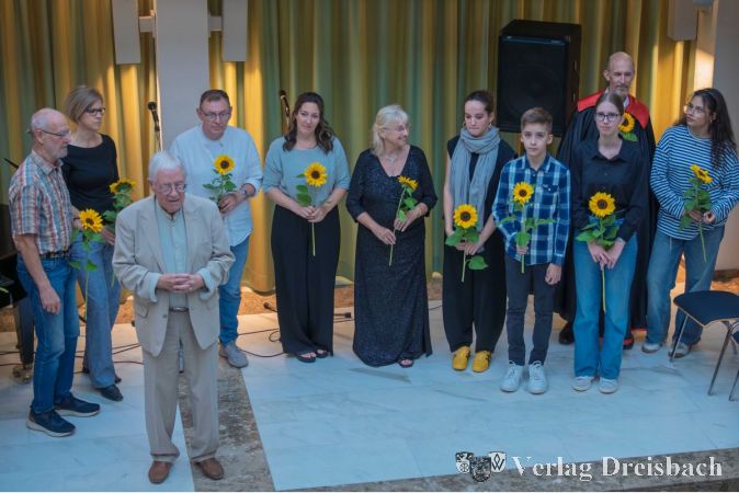 Dietmar Vollmert (vorne) mit den diesjährigen Akteurinnen und Akteuren des Jahreskonzerts.
