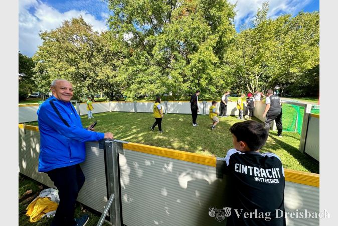 Peter Lehmann, 2. Vorsitzender des SV 07 Kriftel, am Mini-Fußballfeld.