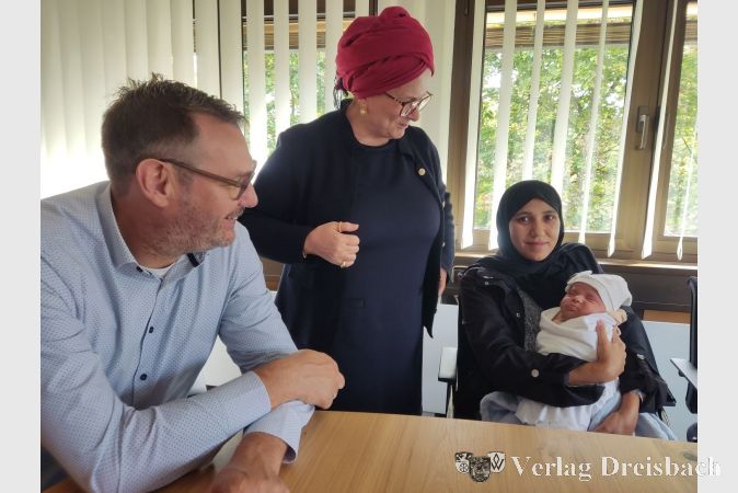 V.l.n.r.: Bürgermeister Christian Sietz, Sozialarbeiterin Semiha Eroglu-Buch und Fawzia Jabari mit Sohn Idris.