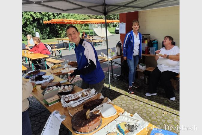 Der SV 07 Kriftel bei den Spielen im Park: Das Team um Elke Jakobi (rechts) freute sich über die vielen Kuchenspenden.