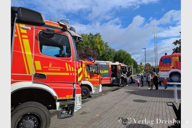 Fahrzeugschau vor dem Feuerwehrhaus: Neugierig inspizierten vor allem die kleinen Besucher die großen, roten Feuerwehrautos.