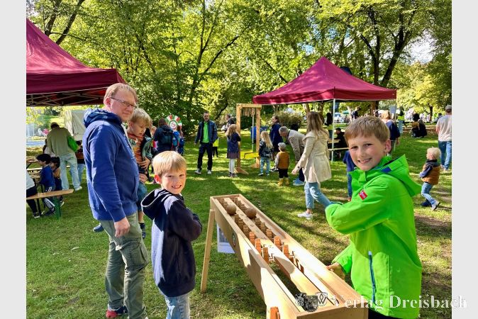 Die beiden Brüder Tim und Jan mit Vater Alexander und Finn. Sie alle hatten viel Spaß am vergangenen Sonntag im Freizeitpark.