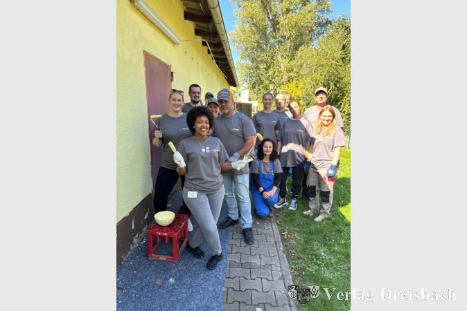 Zu einem neuen Anstrich für Vereinsheim und Carport verhalfen die Süwag-Mitarbeitenden beim Kleintierzuchtverein Kriftel.