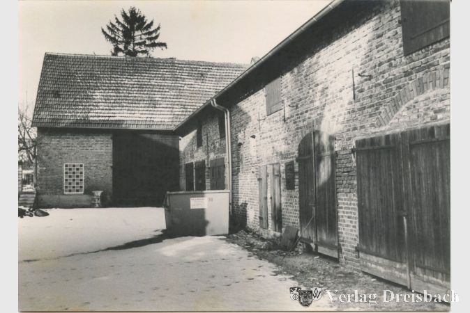 Historische Hofreite um 1980: Scheune und Stallungen.