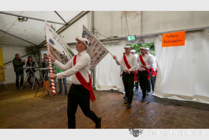 Einzug der Kerbeborsch im Festzelt.