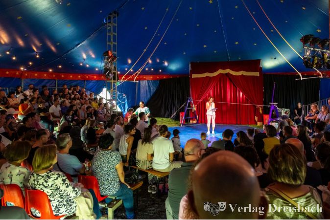 Rund um die Manege verfolgten die staunenden Eltern und Familien die Zirkusvorführungen.