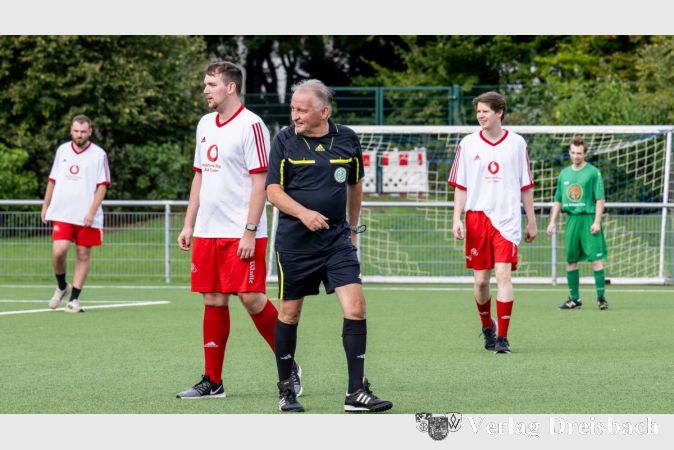 Lutz Wagner leitete wieder das Prominenten-Fußballspiel am Samstagmorgen.