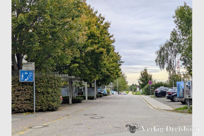 Die Friedrich-Ebert-Straße im letzten Abschnitt bis zur Kreuzung zur Astrid-Lindgren-Straße.