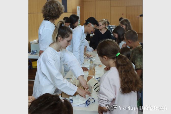 Chemische Experimente waren am Stand der Hofheimer Gesamtschule Am Rosenberg möglich.