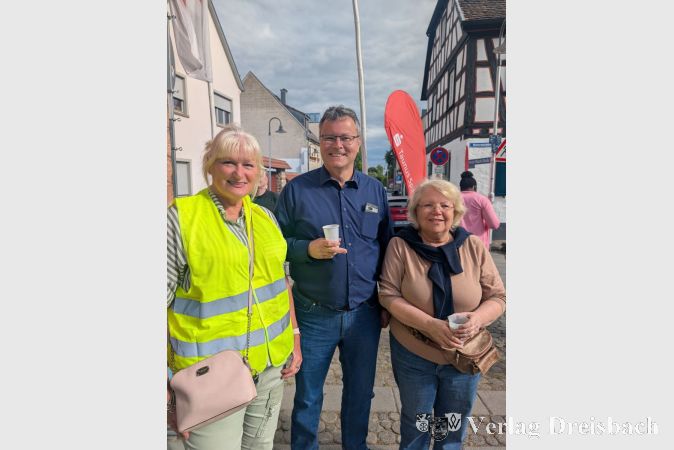 Klaus Hartwich, Schulleiter des Graf-Stauffenberg-Gymnasiums, mit Gerit Kaus (l.) und Astrid Hartmann, Kassiererin der DJK, gab den Startschuss für den Einsteigerlauf.