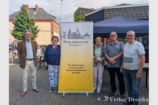 Der Verein Stolpersteine Flörsheim nutzte den Lebenslauf, um über seine Arbeit zu informieren. Ein Teil des Erlöses der Benefizveranstaltung kommt in diesem Jahr dem Verein zugute.