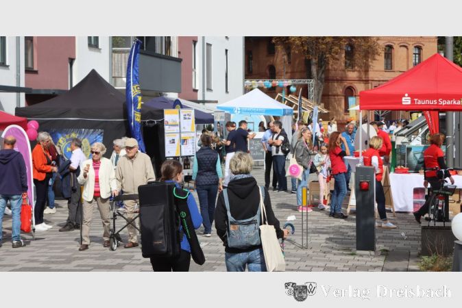 Am Rathausplatz reihten sich die Stände aneinander, über 20 Unternehmen sowie einige Institutionen präsentierten sich.