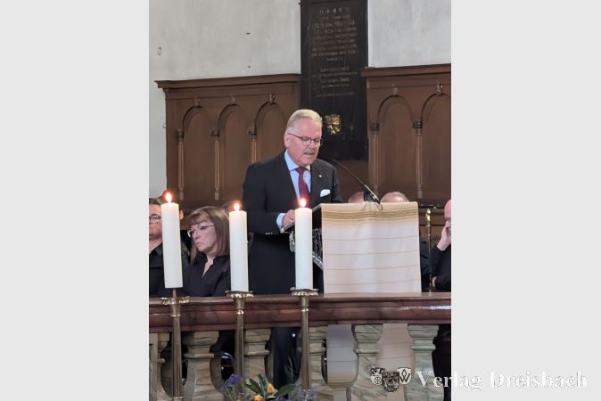 Botschaft des Zusammenhalts: Bürgermeister Dr. Bernd Blisch erinnerte in seiner Ansprache an die Bedeutung des Verlobten Tages damals wie heute.