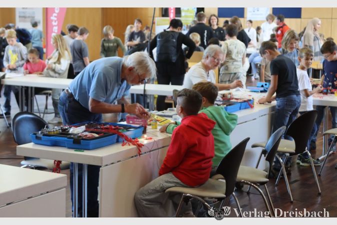 Die Mitglieder des Veranstalters vom VDI Rheingau-Bezirksvereins sind vielfach auch in Schulen beim Technik-Unterricht unterstützend dabei und wissen, was Kinder interessiert.