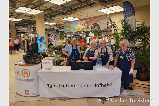 Tatkräftige Unterstützung durch ehrenamtliche Helferinnen für die Tafel-Aktion „Kauf eins mehr“.