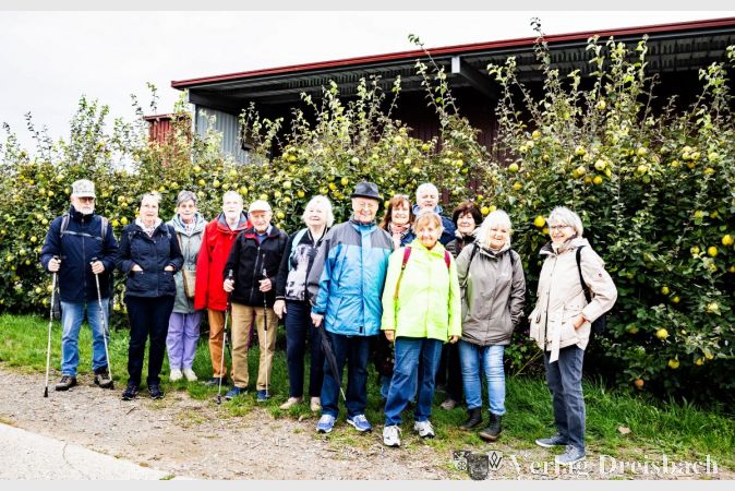 Die Krifteler Seniorenwandergruppe vor dem Betriebsgelände des Obsthofes an der Kirche auf dem Hochfeld.