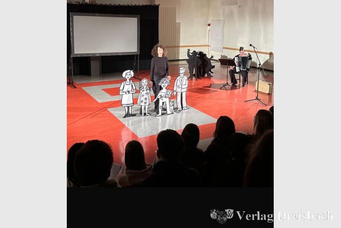 Schauspielerin Liora Hilb zwischen den von Leonore Poth gezeichneten Figuren, rechts Beate Jatzkowski am Akkordeon.