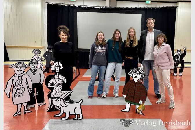 V.l.n.r.: Liora Hilb, die Schülerinnen Antonia, Helena und Charlotte aus der G10A, Direktor Dr. Christoph Richter und Lehrerin Gisela Franzke.