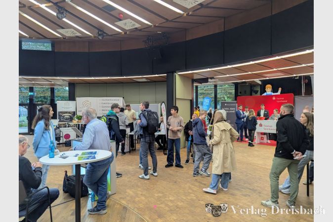 Auch bei der fünften Auflage der Hattersheimer Berufsmesse entwickelten sich wieder über den ganzen Tag verteilt informative Gespräche und anregende Dialoge zwischen den Ausstellern und jungen Menschen, die unmittelbar vor dem Schritt ins Berufsleben stehen.