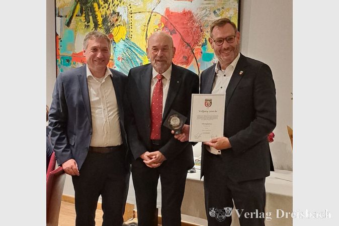 V.l.n.r.: Schuldezernent Axel Fink, Jubilar Wolfgang Janecke und Bürgermeister Christian Seitz.