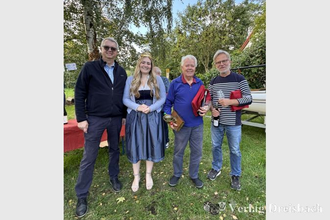 Bürgermeister Dirk Westedt (l.) und Weinkönigin Pauline überreichten den neuen Stadtmeistern Eberhard Schiller und Markus Damerau den Wanderpokal.