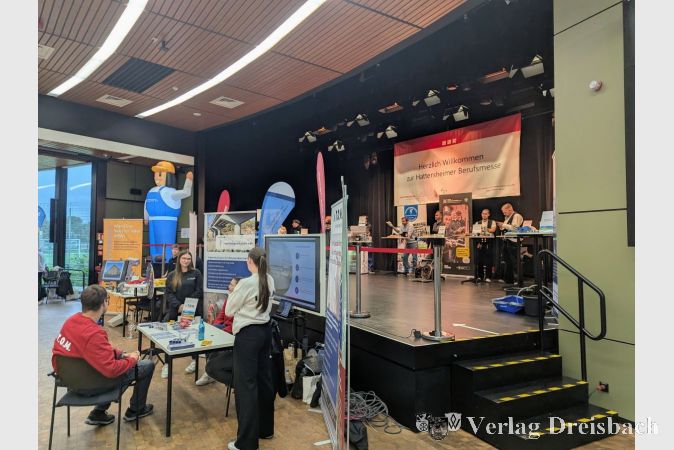 An den 37 Ständen in der Stadthalle stellten sich insgesamt 46 Unternehmen und Institutionen vor.