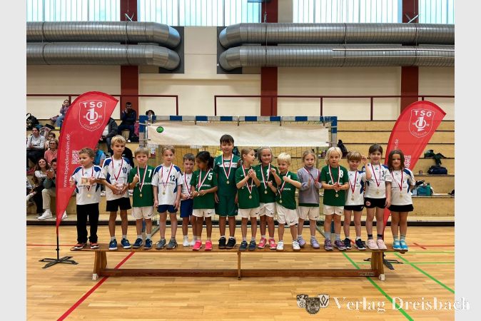 Die G-Jugend ist stolz nach ihrem ersten Spielfest der Saison.