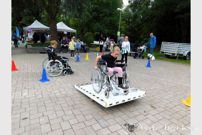 Lara im Rolliparcours.