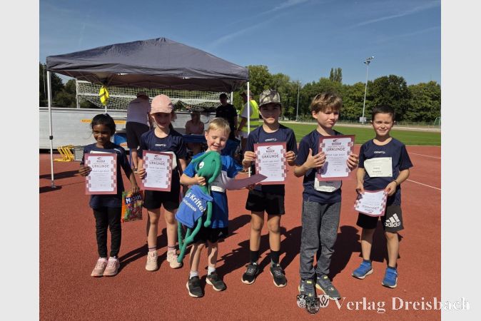 Stolz präsentierten die Nachwuchs-Leichtathleten der TuS ihre Urkunden.