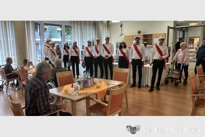 Der Kerbe-Umzug ging mitten durchs Kursana Domizil. Die Senioren freuten sich über den Besuch der Kerbeborschen, die mit dem Apfelweinwagen gekommen waren.