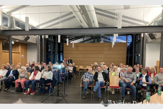 Die Pfarrversammlung im Gemeindezentrum St. Barbara in Hattersheim war gut besucht.