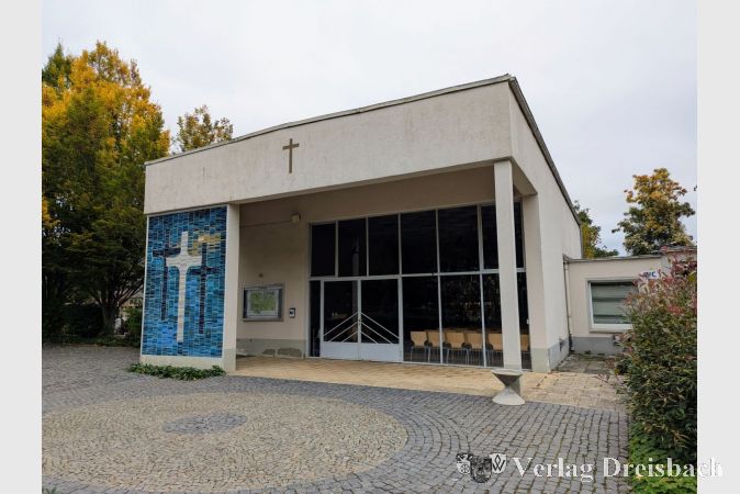 Die Trauerhalle auf dem Krifteler Friedhof. Das Gebäude eignet sich besonders gut um erste Erfahrungen mit der Erstellung individueller Sanierungsfahrpläne für die gemeindeeigenen Liegenschaften zu sammeln.