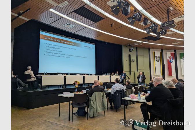 Im Rahmen der Stadtverordnetenversammlung am 1. Oktober stellte Bürgermeister Klaus Schindling die Pläne zur Fortschreibung der Haushaltssatzung und des Haushaltsplans für das Haushaltsjahr 2026 vor.