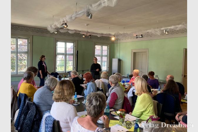 Das Wetter sorgte dafür, dass das Literarische Frühstück in diesem Jahr spontan im Festsaal des Nassauer Hofes stattfinden musste.