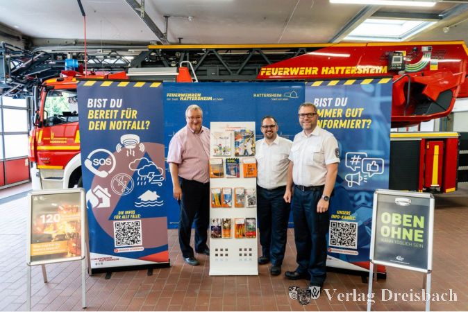 V.l.n.r.: Bürgermeister Klaus Schindling, Feuerwehr-Pressesprecher Sebastian Baum und Stadtbrandinspektor David Tisold präsentieren den Infostand Notfallvorsorge.