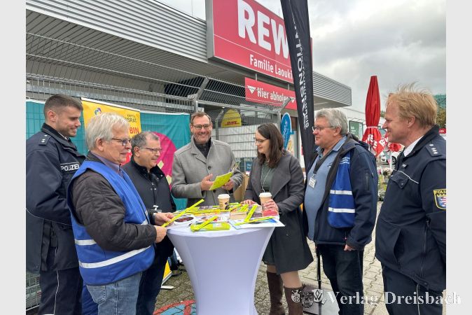Bürgermeister Christian Seitz und Alicia Seeharsch vom Ordnungsamt der Gemeinde inmitten der Vertreter von Polizei und Präventionsrat.