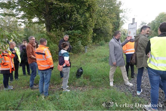 Gemeinsam nahm man auch gefährliche Stellen wie den ungesicherten Schienenabschnitt neben dem Backhaus Heislitz unter die Lupe.