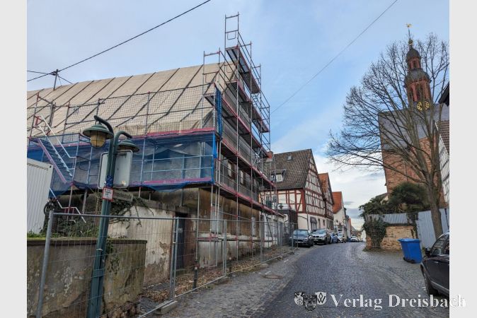 Der historische Propsteihof in Eddersheim, von einem Gerüst umhüllt.