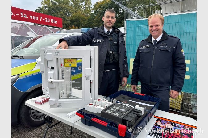 Schutzmann vor Ort Richard Danne (links) und Jürgen Seewald vom Polizeipräsidium Westhessen gaben anschaulich Sicherheitstipps.