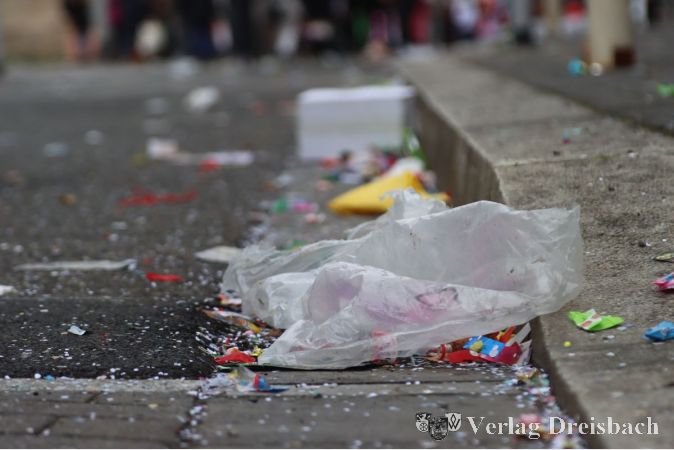 Manchmal wird es auch in der Stadt dreckig. Beim jährlichen Fastnachtsumzug folgt das organisierte Aufräumen aber auf dem Fuß, während die Verschmutzungen entlang der übergeordneten Straßen, die zu beseitigen in der Verantwortung von Hessen Mobil liegt, sehr lange liegen bleiben. Die Fraktionen waren sich einig, dass dieses Problem angegangen werden soll.