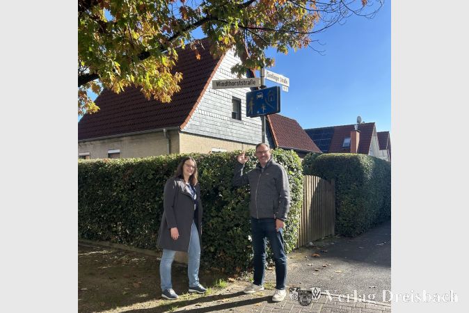 Bürgermeister Christian Seitz und die stellvertretende Leiterin des Ordnungsamtes, Alicia Seeharsch, begutachten die neue Beschilderung in der Windthorststraße.