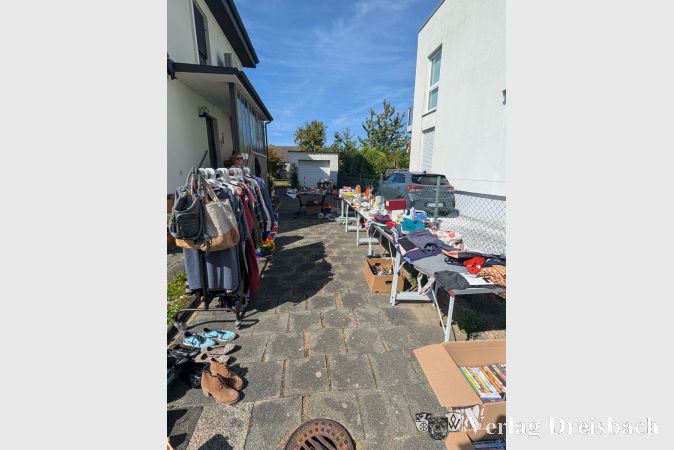 Beim zweiten Wickerer Höfeflohmarkt öffneten über 80 Anwohner ihre Höfe und Gärten und luden zahlreiche Besucher zum Stöbern ein.