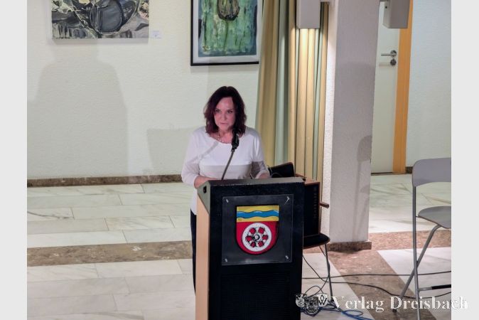 Auch Monica M. Stencl hieß die vielen Gäste herzlich willkommen und erläuterte den Zusammenhang zwischen dem Ausstellungstitel und den gezeigten Kunstwerken.