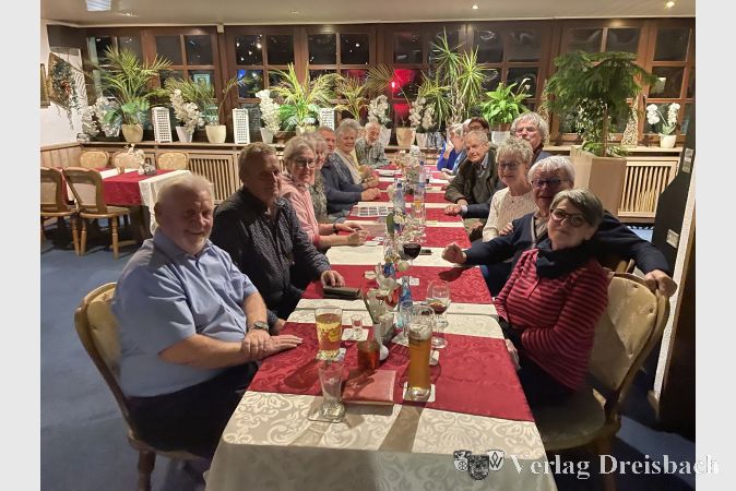 Die Teilnehmerinnen und Teilnehmer des Jahrgangstreffens.