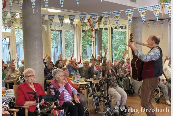 Entertainer Frank Hammer brachte die Senioren beim Oktoberfest im Kursana Domizil Kriftel mit seinen Hits in Stimmung.