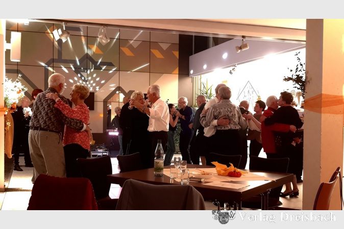 Am 2. November wird ein letztes Mal in diesem Jahr das Foyer des Rat- und Bürgerhauses zur Tanzteebühne.