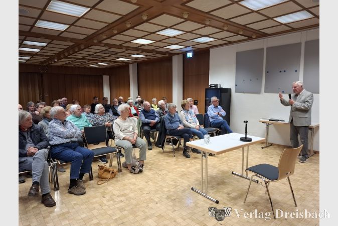 Winfried Krementz (rechts) bei seinem Vortrag im Rat- und Bürgerhaus.