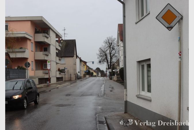 Auf der Raunheimer Straße in Weilbach sollen sich im Schnitt fast 8.900 Fahrzeuge täglich bewegen, auch wenn es auf unserem Foto so gar nicht danach aussehen will. Es ist der Spitzenwert der im Rahmen des Lärmaktionsplans des Landes erhobenen Messungen.