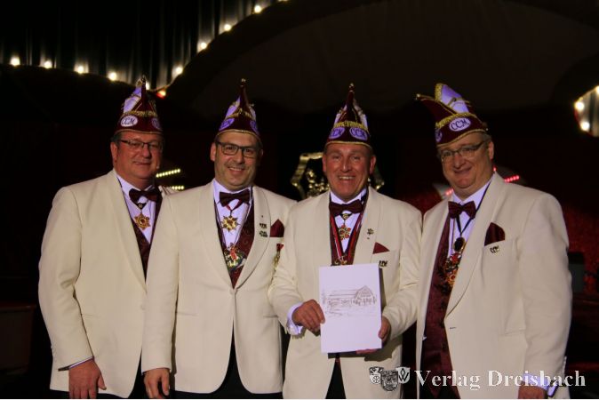 1. Vorsitzender Frank Enders (links) und das für Presse- und Öffentlichkeitsarbeit zuständige Vorstandsmitglied Markus Heuser bei dessen Auszeichnung zum "Narr des Jahres 2020".