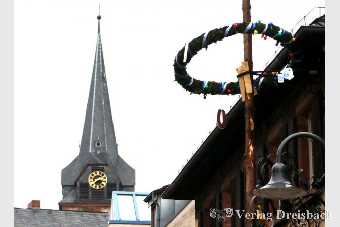 Den Kerbekranz hängten die Aktiven auch dieses Jahr am Wickerer Kerbebaum auf, natürlich selbst geschmückt.